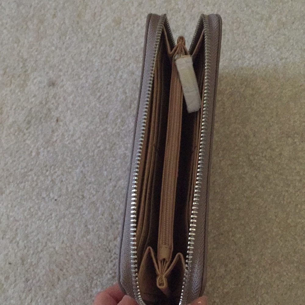 Mango Wallet - Picture 3 of 5
